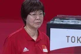 女排遭横扫！张常宁吐舌无奈，全员黑脸看对手庆祝，颜妮丁霞争执图片