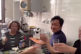 “多尔衮”马景涛晒近况！家中破烂拥挤电器老旧，儿子颜值太耀眼图片