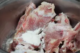炖排骨汤时，最忌直接焯水，大厨教你多加2步，排骨不腥不柴图片
