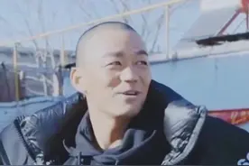 38岁王宝强回乡探亲，光头装扮脸色略显疲惫，和村民交谈没架子图片