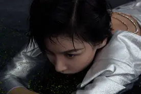 知名女星晒大片，大秀性感美腿却被网友嘲，霸气回怼：没见过腿？图片