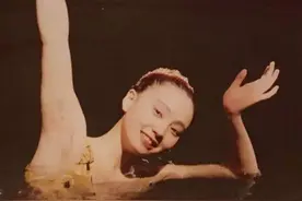 中国最早的花样游泳运动员，第一位电影电视六大奖大满贯得主，90后心中的白月光，竟也成了过气女演员？图片