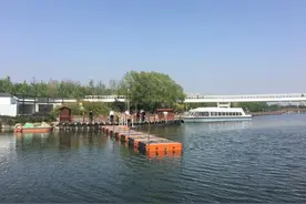 石家庄环城水系南线于五一恢复观光游船，可乘6艘画舫或180艘手划船和快艇在4座码头间畅游图片