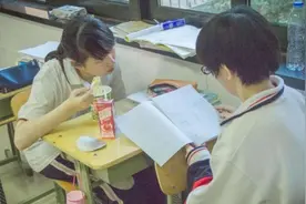 初中女生自认为“很仙”的4个行为，老师和男生却很嫌弃：没眼看图片