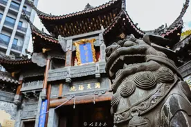 重庆繁华闹市中心一处千年古刹，香火旺盛，因一部电影而名声大震图片
