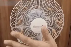 电风扇上夹个“木夹子”，全家抢着用，不开空调，夏天能省不少！图片