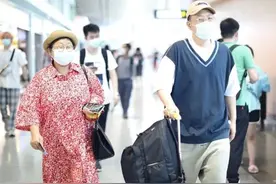 ​杜海涛携妈妈走机场，两人戴眼镜口罩，只能感叹基因太强大图片