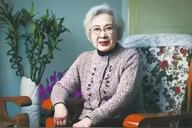 99岁秦怡不愧老艺术家，红外套配长裙气质真好，头发花白也优雅图片