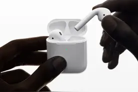 AirPods 2 为 iPhone 提供挺好的无线耳机，适合人声和指挥乐器图片