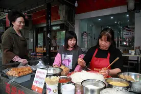 疫情影响不开学，女儿陪母亲卖脆皮豆腐干，馋起来偷着吃图片