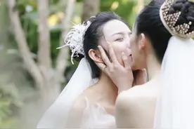 杨丽萍爱徒水月结婚，同性婚姻获亲友祝福，婚礼眉眼之间尽是甜蜜图片