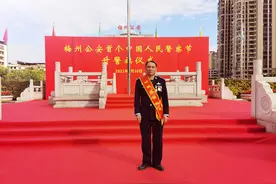 这枚纪念章，凝聚了他36年书写刑警本色的坚定初心...图片
