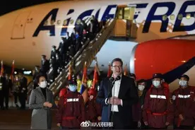 中国援助塞尔维亚专家医疗队受到最高礼遇迎接图片