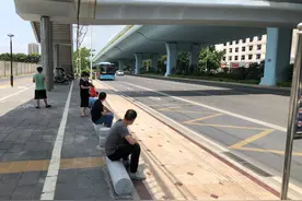 既是隔离墩，又是便民凳，一举两得！图片