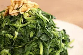 要想蒸菜不粘不坨不变色，只需加入家家都有的这两样图片