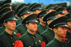退伍军人的光荣牌有多贵？是什么材质打造的？看完就明白了图片