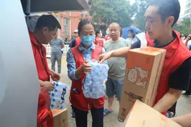 风雨中，我们守望相助图片