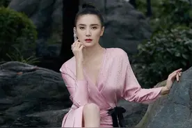 宋佳粉色V领绸缎连衣裙搭配丸子头，简单的造型也可以穿出高级感图片