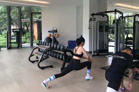 41岁姚晨健身房运动内衣紧身裤大秀蜜桃臀，素颜也自信图片