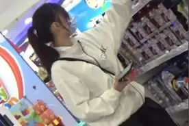 张柏芝独自逛商场为仨儿子买圣诞礼物，全身挂满购物袋模样狼狈图片