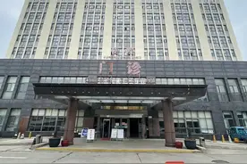 江苏一19岁女生入职体检拍X光被医生要脱光上衣？医院回应：涉事医生已停职图片
