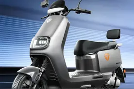 雅迪领跑E8-100电摩评测：搭载大容量石墨烯电池，续航100公里图片