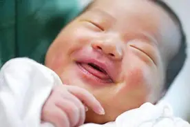 新生儿对着妈妈笑，护士直接给了一巴掌，妈妈明白原因后连忙道谢图片