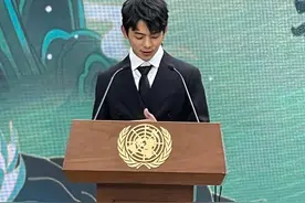 丁真受邀联合国演讲，穿西装配耳钉好酷，大胆说中文真给00后长脸图片