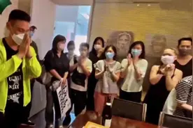 歌神张学友迎来60岁生日，与和好友员工一起庆祝，笑容灿烂状态好图片