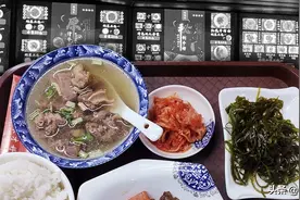 俩人两碗炖牛肉，外加米饭和小菜，最后竟然谁也没吃饱图片
