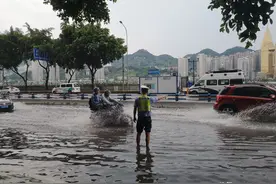 暴雨来袭 民警徒手通下水道 站水中当活路标图片