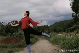 在田埂上跳古典舞的农村女人图片