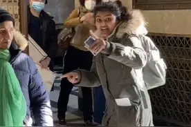 华人戴口罩出门 竟遭印度女指着鼻子骂：我们都没口罩 就你们有！图片