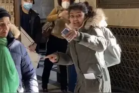 华人戴口罩出门 竟遭印度女指着鼻子骂：我们都没口罩 就你们有！图片