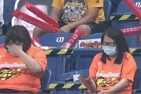 中国男篮遭重创！易建联无对抗倒地，被搀扶离场，广东女球迷痛哭图片