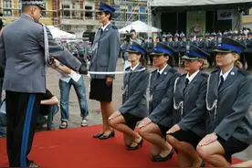 8个国家的女警，颜值和身材很棒，哪个国家的更符合你的审美观？图片
