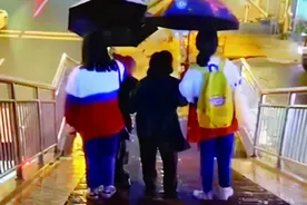 雨天为老人撑伞的厦门女生找到了！5000元正能量奖金，她俩全部捐给受伤同学图片