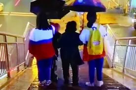 雨天为老人撑伞的厦门女生找到了！5000元正能量奖金，她俩全部捐给受伤同学图片