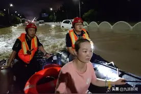 武汉消防人员讲述郑州救援：女子哭着求救，说父亲被困几天几夜，我们连夜将其救下图片