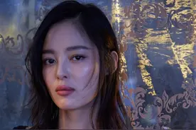 34岁辛芷蕾太大胆，吊带裙偏要“小一码”，饱满身材“撑”好满图片