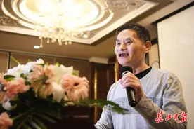 肝移植术后存活20年，器官移植医生为患者庆生图片