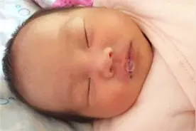 新生儿嘴巴喜欢吐泡泡，这种情况正常吗？听听医生给出的答案视频封面