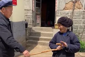 哭笑不得！山东一儿子给102岁的老母买拐杖，老太太随手就扔了图片
