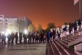 一张清华大学“餐厅偷拍照”流出，“放纵成瘾”的大学生，该醒了图片