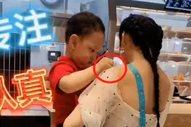 妈妈穿得太清凉，宝宝使劲拉衣服为其遮挡，网友：这届家长真难带图片