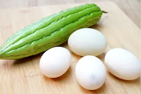 1条苦瓜4个咸鸭蛋，试试这种新鲜做法，香而不腻，好吃又解馋视频封面