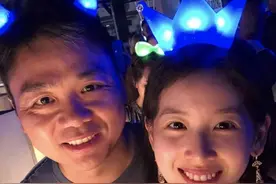 偶遇刘强东一家三口逛街，买几百万珠宝送章泽天，女儿长得像爸爸图片