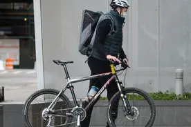 休·杰克曼和夫人新街拍，帅哥就是帅哥，戴着口罩也好英俊图片