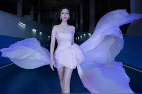 baby穿粉色薄纱仙女裙妆容淡雅，裙摆翻飞似蝴蝶仙子图片