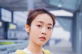 张佳宁的穿搭就是少女标配，鹅黄针织衫很吸睛，穿出20岁感觉图片